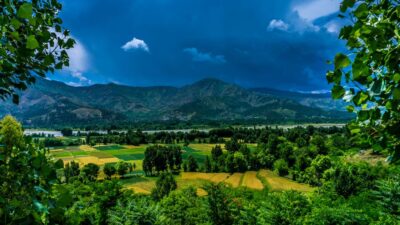 Thousands — Pakistan: Islamabad's March on the Crossroads of Chaos? (featured)
